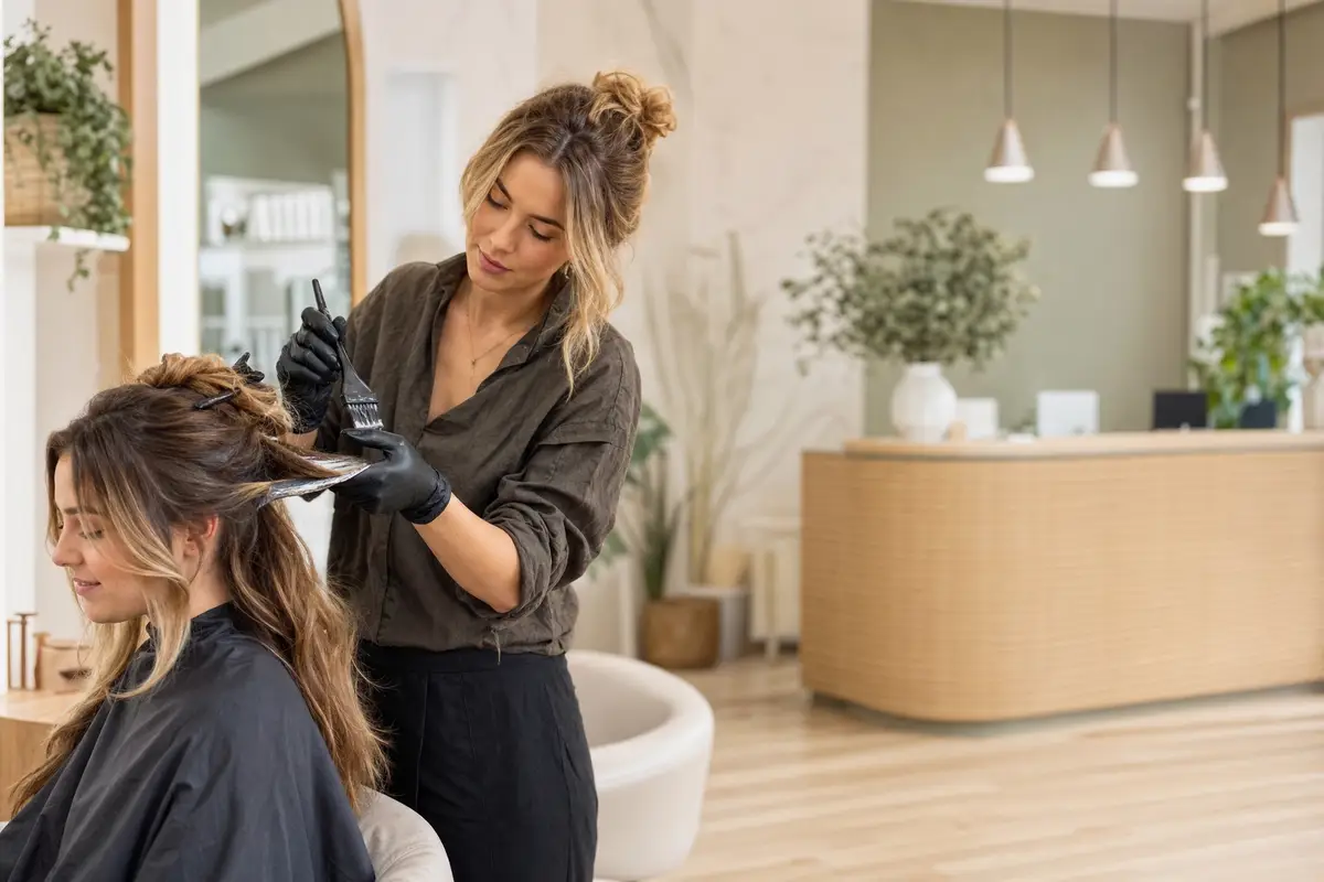 2. Mehr Fokus am Kunden: Ruhe im Salon — Rund um die Uhr offen: Warum Online-Terminbuchung für Friseure ein Muss ist
