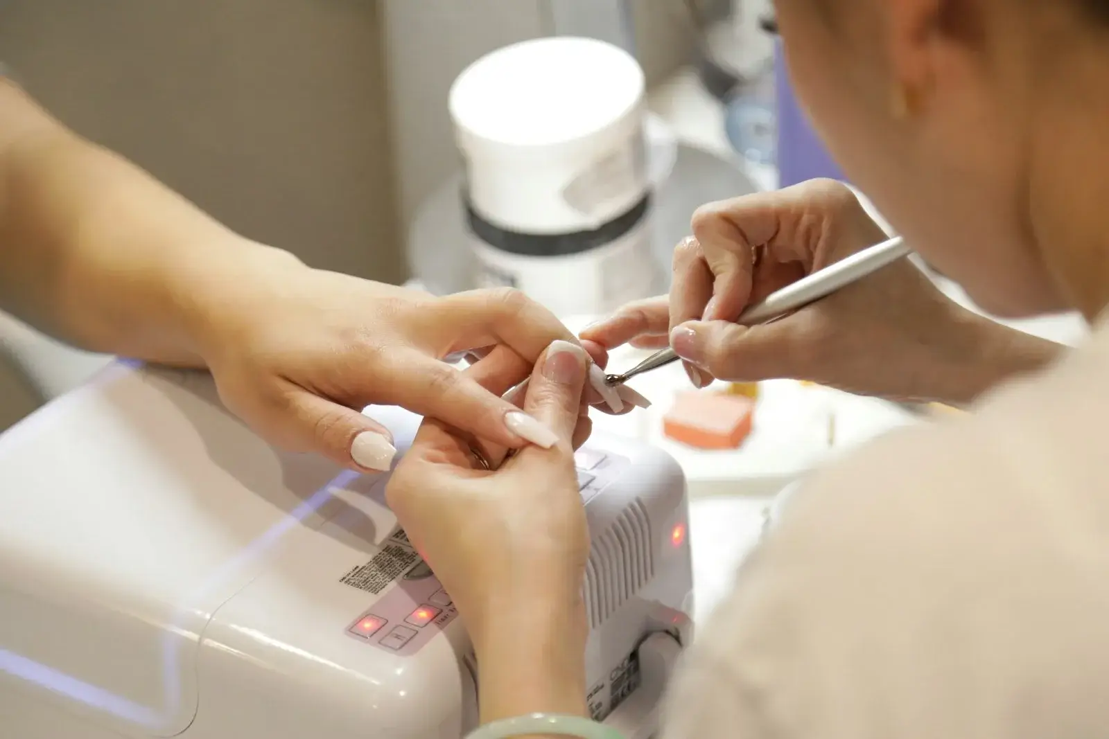 Refill, Neumodellage und Nail-Art: Termine im Nagelstudio realistisch planen